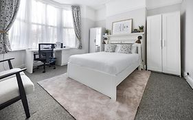Cardiff City Guesthouse, Central Rooms, Fast Wi-Fi, On-Street Parking